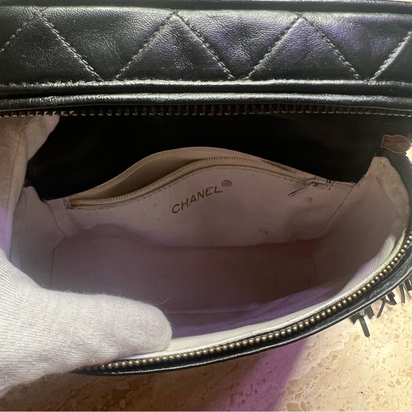 Chanel Vintage Diamond Quilted Black Lambskin Mini Vanity (1990s) - Picture 7 of 9